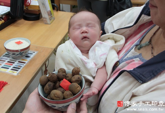 張寶寶(新北永和區嬰兒寶寶滿月剃頭理髮、免費嬰兒剃胎毛儀式吉祥話)。中國風會場，爸媽寶貝免費穿「日中韓」古裝禮服。專業拍照、DVD光碟、證書。★購買「臍帶章、肚臍章、胎毛筆刷印章」贈送：剃頭、收涎、抓周，三選一。 2015.10.31 照片7